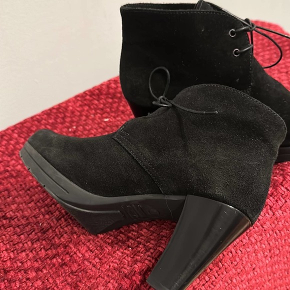 La CANADIENNE Black suede lace up bootie sz 6.5 Like New Condition - Picture 2 of 3